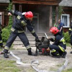Ćwiczenia strażaków w Muzeum Wsi Kieleckiej w Tokarni. / Piotr Michalski / Radio Kielce