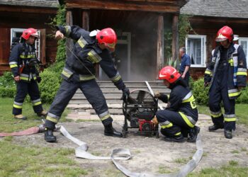 Ćwiczenia strażaków w Muzeum Wsi Kieleckiej w Tokarni. / Piotr Michalski / Radio Kielce