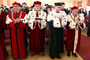 Prof. zw. dr. hab. Walery Pisarek otrzymał tytuł DOCTORA HONORIS CAUSA / Piotr Michalski / Radio Kielce