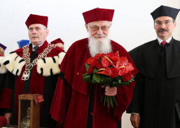 Prof. zw. dr. hab. Walery Pisarek otrzymał tytuł DOCTORA HONORIS CAUSA / Piotr Michalski / Radio Kielce