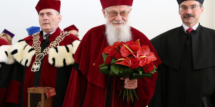 Prof. zw. dr. hab. Walery Pisarek otrzymał tytuł DOCTORA HONORIS CAUSA / Piotr Michalski / Radio Kielce