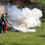 Ćwiczenia strażaków w Muzeum Wsi Kieleckiej w Tokarni. / Piotr Michalski / Radio Kielce