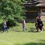 Ćwiczenia strażaków w Muzeum Wsi Kieleckiej w Tokarni. / Piotr Michalski / Radio Kielce