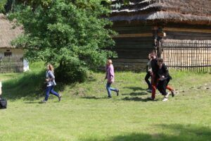 Ćwiczenia strażaków w Muzeum Wsi Kieleckiej w Tokarni. / Piotr Michalski / Radio Kielce