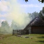 Ćwiczenia strażaków w Muzeum Wsi Kieleckiej w Tokarni. / Piotr Michalski / Radio Kielce