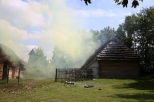 Ćwiczenia strażaków w Muzeum Wsi Kieleckiej w Tokarni. / Piotr Michalski / Radio Kielce