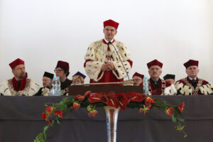 Prof. zw. dr. hab. Walery Pisarek otrzymał tytuł DOCTORA HONORIS CAUSA / Piotr Michalski / Radio Kielce