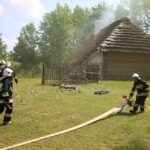 Ćwiczenia strażaków w Muzeum Wsi Kieleckiej w Tokarni. / Piotr Michalski / Radio Kielce