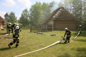 Ćwiczenia strażaków w Muzeum Wsi Kieleckiej w Tokarni. / Piotr Michalski / Radio Kielce