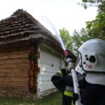Ćwiczenia strażaków w Muzeum Wsi Kieleckiej w Tokarni. / Piotr Michalski / Radio Kielce