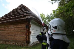 Ćwiczenia strażaków w Muzeum Wsi Kieleckiej w Tokarni. / Piotr Michalski / Radio Kielce