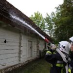 Ćwiczenia strażaków w Muzeum Wsi Kieleckiej w Tokarni. / Piotr Michalski / Radio Kielce