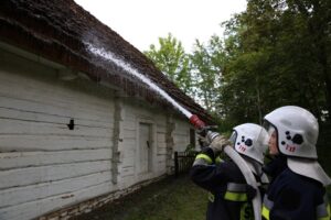 Ćwiczenia strażaków w Muzeum Wsi Kieleckiej w Tokarni. / Piotr Michalski / Radio Kielce