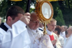 Procesja Bożego Ciała w centrum Kielc - Biskup Ordynariusz Kazimierz Ryczan / Stanisław Blinstrub / Radio Kielce