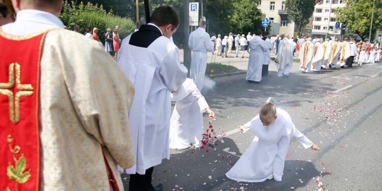 Procesja Bożego Ciała w centrum Kielc / Stanisław Blinstrub / Radio Kielce