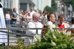 Procesja Bożego Ciała w centrum Kielc - Biskup Ordynariusz Kazimierz Ryczan / Stanisław Blinstrub / Radio Kielce