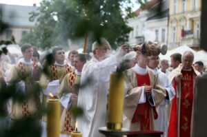 Procesja Bożego Ciała w centrum Kielc - Biskup Ordynariusz Kazimierz Ryczan / Stanisław Blinstrub / Radio Kielce