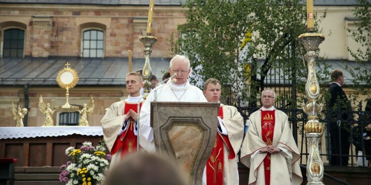 Procesja Bożego Ciała w centrum Kielc - Biskup Ordynariusz Kazimierz Ryczan / Stanisław Blinstrub / Radio Kielce