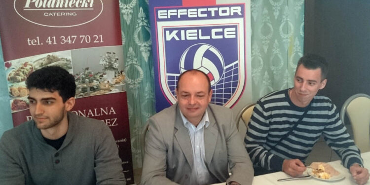 Od lewej, rozgrywający Marcin Janusz, Prezes Effectora Kielce Jacek Sęk, środkowy bloku Jędrzej Maćkowiak / Jakub Rożek / Radio Kielce