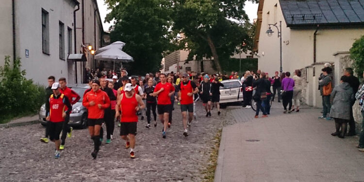 Blisko 200 osób biegiem ulicami Kielc uczciło pamięć Szymona Garyckiego, zmarłego tragicznie w minioną niedzielę trenera Kieleckiego Klubu Lekkoatletycznego. / Radio Kielce