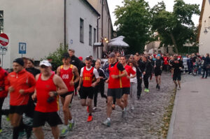 Blisko 200 osób biegiem ulicami Kielc uczciło pamięć Szymona Garyckiego, zmarłego tragicznie w minioną niedzielę trenera Kieleckiego Klubu Lekkoatletycznego. / Radio Kielce