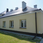 Rogienice - szkoła w której powstały mieszkania. / Tomasz Pianka / Radio Kielce