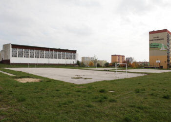 W  2014 roku rozpocznie się budowa boiska ze sztuczną nawierzchnią przy Zespole Szkół Ogólnokształcących nr 14 imienia Konstantego Ildefonsa Gałczyńskiego. / Wojciech Habdas / Radio Kielce