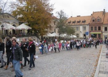 Marsz przeciw przemocy i uzależnieniom w Sandomierzu / Grażyna Szlęzak-Wójcik / Radio Kielce