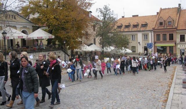 Marsz przeciw przemocy i uzależnieniom w Sandomierzu / Grażyna Szlęzak-Wójcik / Radio Kielce