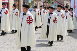 20 osób z całego kraju zostało przyjętych w Kielcach do Zakonu Rycerskiego Świętego Grobu Bożego w Jerozolimie / Kamil Król / Radio Kielce