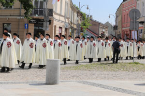 20 osób z całego kraju zostało przyjętych w Kielcach do Zakonu Rycerskiego Świętego Grobu Bożego w Jerozolimie / Kamil Król / Radio Kielce