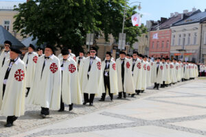 20 osób z całego kraju zostało przyjętych w Kielcach do Zakonu Rycerskiego Świętego Grobu Bożego w Jerozolimie / Kamil Król / Radio Kielce