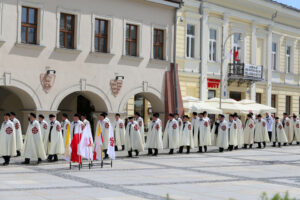 20 osób z całego kraju zostało przyjętych w Kielcach do Zakonu Rycerskiego Świętego Grobu Bożego w Jerozolimie / Kamil Król / Radio Kielce