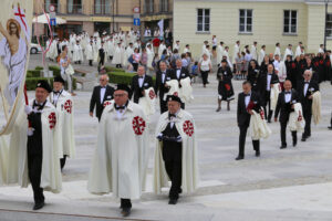 20 osób z całego kraju zostało przyjętych w Kielcach do Zakonu Rycerskiego Świętego Grobu Bożego w Jerozolimie / Kamil Król / Radio Kielce