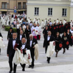 20 osób z całego kraju zostało przyjętych w Kielcach do Zakonu Rycerskiego Świętego Grobu Bożego w Jerozolimie / Kamil Król / Radio Kielce