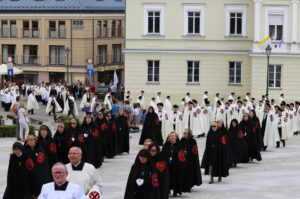 20 osób z całego kraju zostało przyjętych w Kielcach do Zakonu Rycerskiego Świętego Grobu Bożego w Jerozolimie / Kamil Król / Radio Kielce