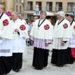 20 osób z całego kraju zostało przyjętych w Kielcach do Zakonu Rycerskiego Świętego Grobu Bożego w Jerozolimie / Kamil Król / Radio Kielce