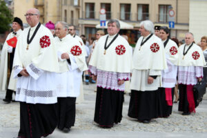 20 osób z całego kraju zostało przyjętych w Kielcach do Zakonu Rycerskiego Świętego Grobu Bożego w Jerozolimie / Kamil Król / Radio Kielce