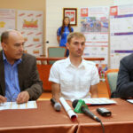 Konferencja prasowa przed rozpoczęciem 25. Międzynarodowego Wyścigu Kolarskiego "Solidarności" i Olimpijczyków, od lewej: zastępca prezydenta Kielc Andrzej Sygut, kolarz polskiej grupy Mexller Mariusz Witecki i rzecznik wyścigu Mariusz Gos / Kamil Król / Radio Kielce