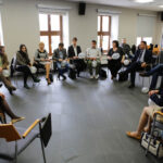 Młodzież oraz przedstawiciele organizacji młodzieżowych  z naszego regionu spotkali się z przedstawicielami jednostek samorządu terytorialnego. / Wojciech Habdas / Radio Kielce