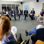 Młodzież oraz przedstawiciele organizacji młodzieżowych  z naszego regionu spotkali się z przedstawicielami jednostek samorządu terytorialnego. / Wojciech Habdas / Radio Kielce