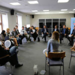 Młodzież oraz przedstawiciele organizacji młodzieżowych  z naszego regionu spotkali się z przedstawicielami jednostek samorządu terytorialnego. / Wojciech Habdas / Radio Kielce