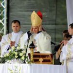 VI Spotkanie Integracyjne Dzieci i Młodzieży Niepełnosprawnej w Masłowie, Msza Święta, której przewodniczył Biskup Pomocniczy Marian Florczyk. / Wojciech Habdas / Radio Kielce