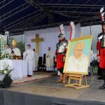 VI Spotkanie Integracyjne Dzieci i Młodzieży Niepełnosprawnej w Masłowie, Msza Święta, której przewodniczył Biskup Pomocniczy Marian Florczyk. / Wojciech Habdas / Radio Kielce