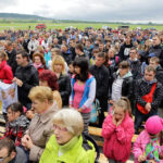 VI Spotkanie Integracyjne Dzieci i Młodzieży Niepełnosprawnej w Masłowie, Msza Święta, której przewodniczył Biskup Pomocniczy Marian Florczyk. / Wojciech Habdas / Radio Kielce