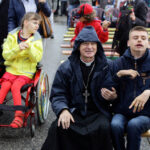 VI Spotkanie Integracyjne Dzieci i Młodzieży Niepełnosprawnej w Masłowie, Msza Święta, której przewodniczył Biskup Pomocniczy Marian Florczyk. / Wojciech Habdas / Radio Kielce