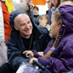 VI Spotkanie Integracyjne Dzieci i Młodzieży Niepełnosprawnej w Masłowie, Msza Święta, której przewodniczył Biskup Pomocniczy Marian Florczyk. / Wojciech Habdas / Radio Kielce