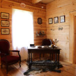 Centrum Edukacyjne Szklany Dom. Drewniany dworek, stylizowany na drobnoszlachecki dwór z drugiej połowy XIX wieku. / Wojciech Habdas / Radio Kielce