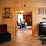 Centrum Edukacyjne Szklany Dom. Drewniany dworek, stylizowany na drobnoszlachecki dwór z drugiej połowy XIX wieku. / Wojciech Habdas / Radio Kielce