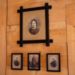 Centrum Edukacyjne Szklany Dom. Drewniany dworek, stylizowany na drobnoszlachecki dwór z drugiej połowy XIX wieku. / Wojciech Habdas / Radio Kielce